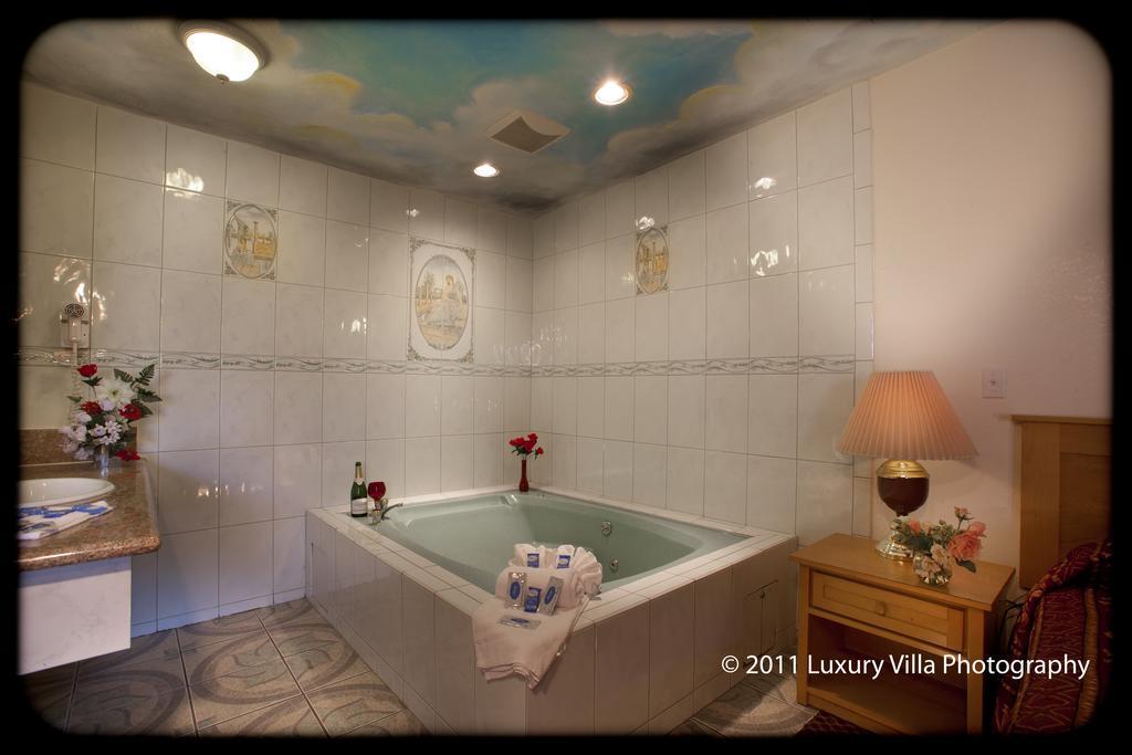 King Studio Spa Bath