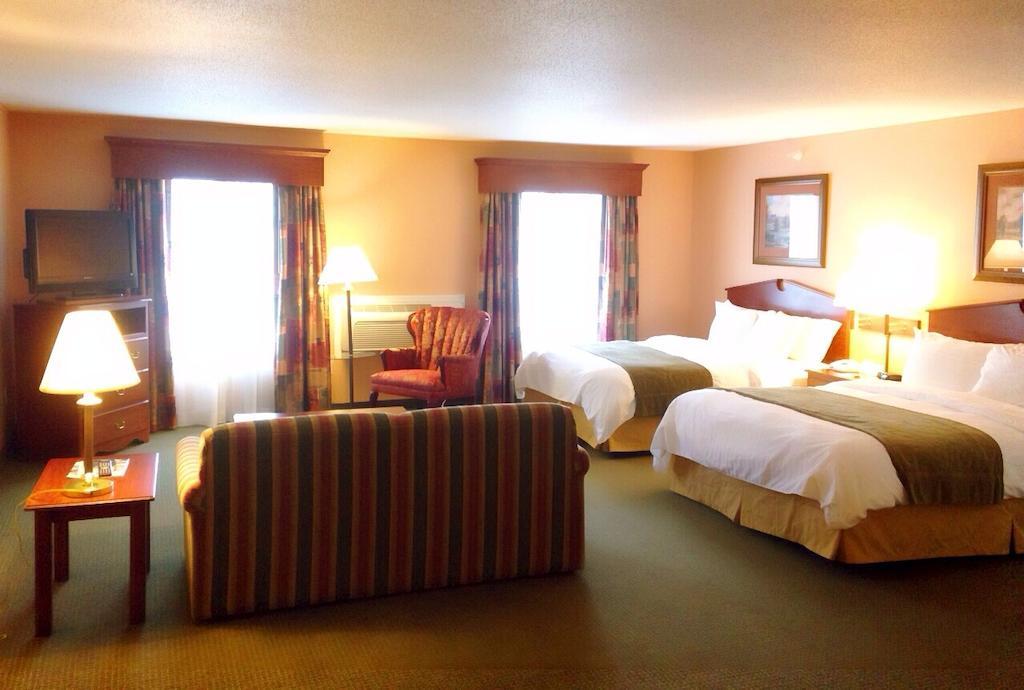 Deluxe Queen Suite