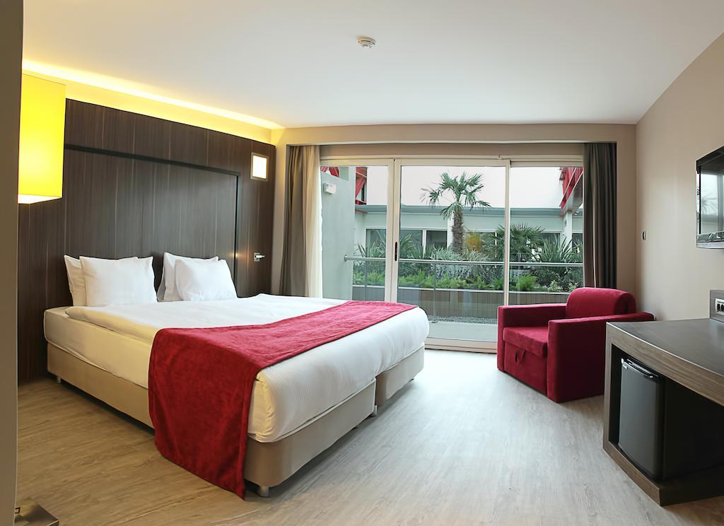 Room Land View