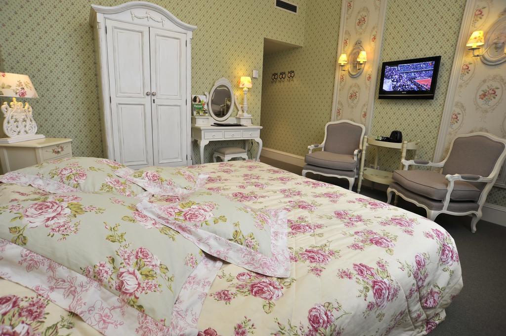 Luxury City Room