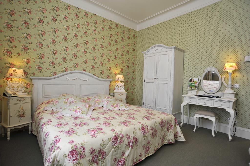 Luxury City Room