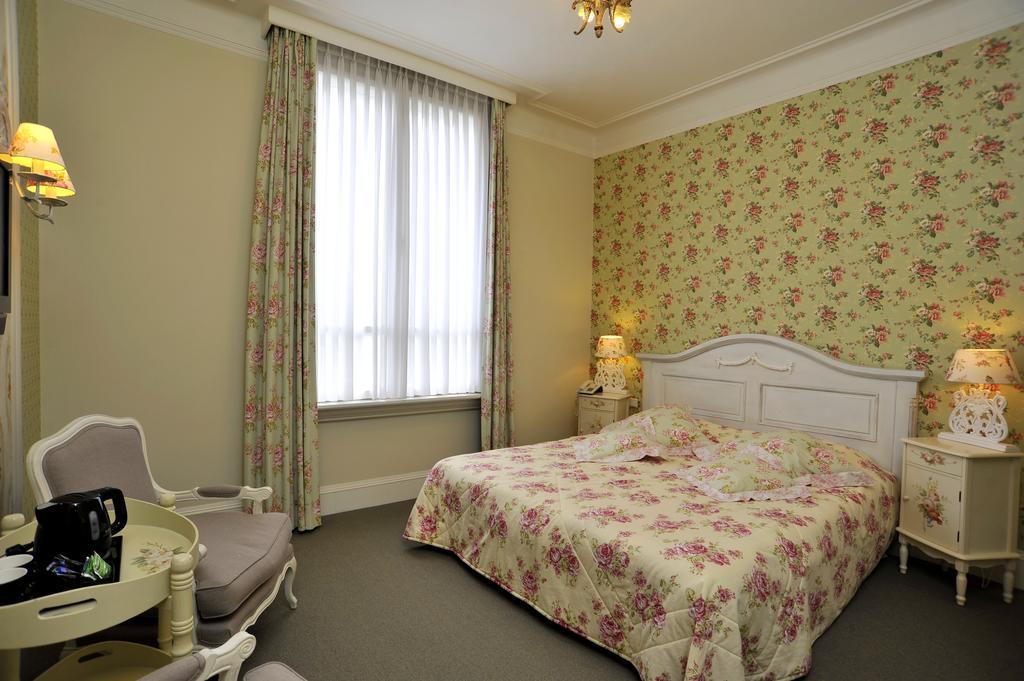 Luxury City Room
