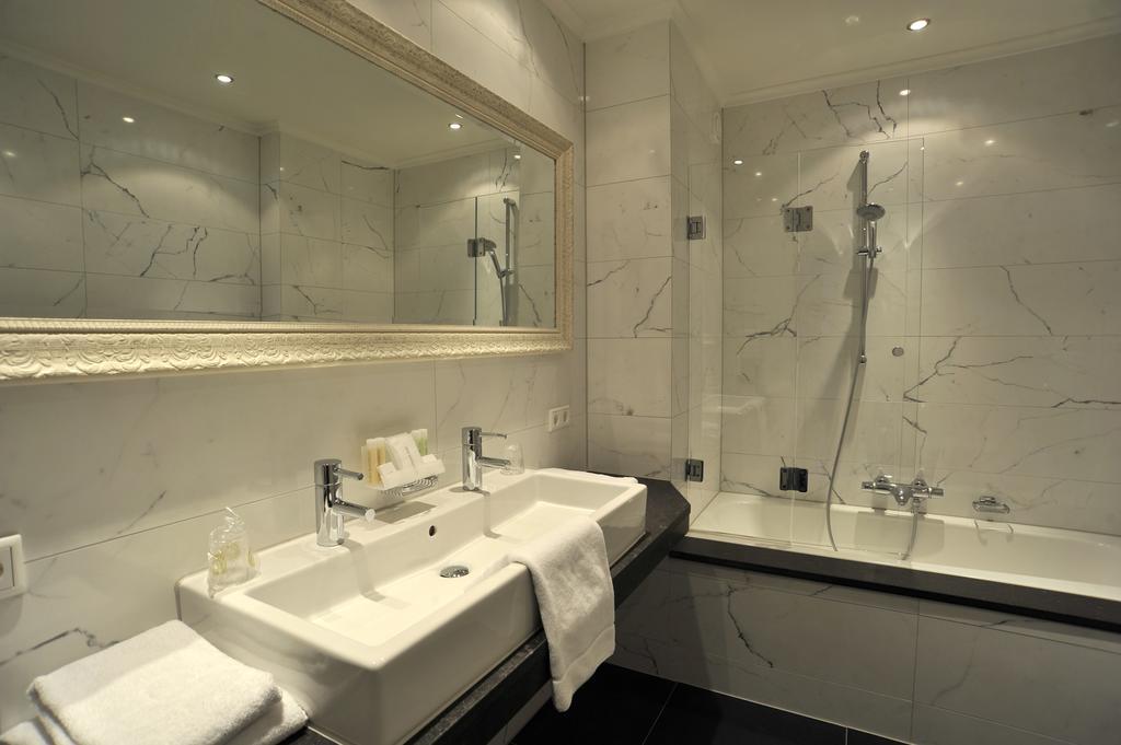 Luxury City Room
