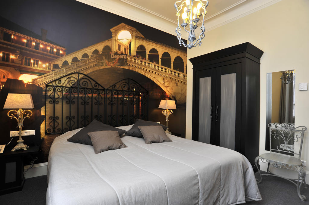 Luxury City Room