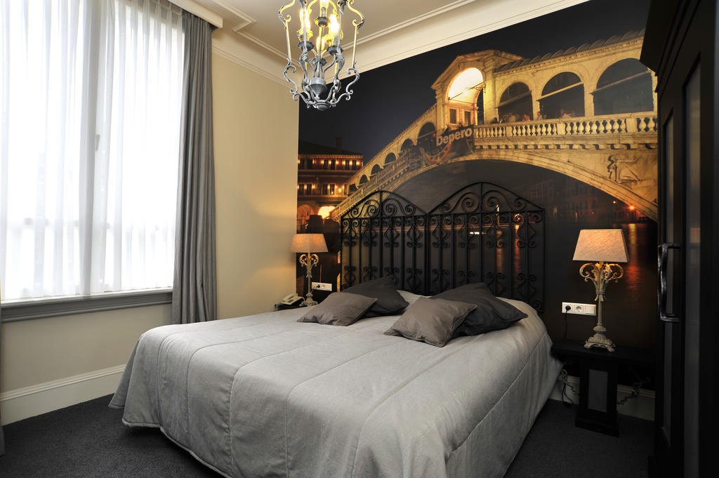 Luxury City Room