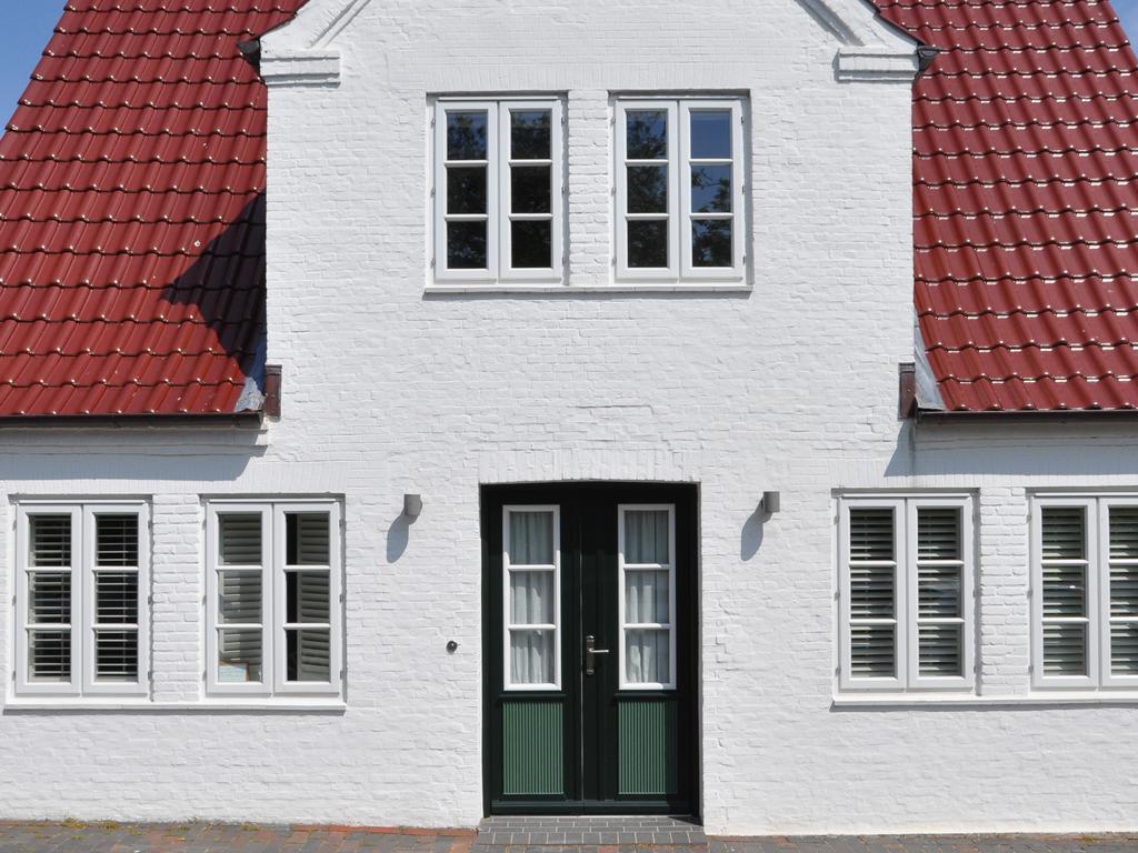 Three-Bedroom House,255574269:JPEG