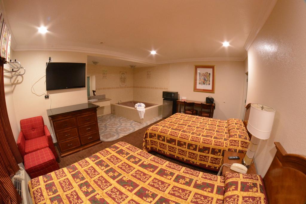 Deluxe Queen Room Two Queen Beds Spa Bath