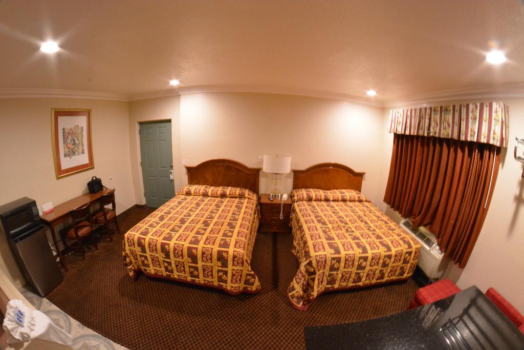 Deluxe Double Room Two Double Beds Kitchen