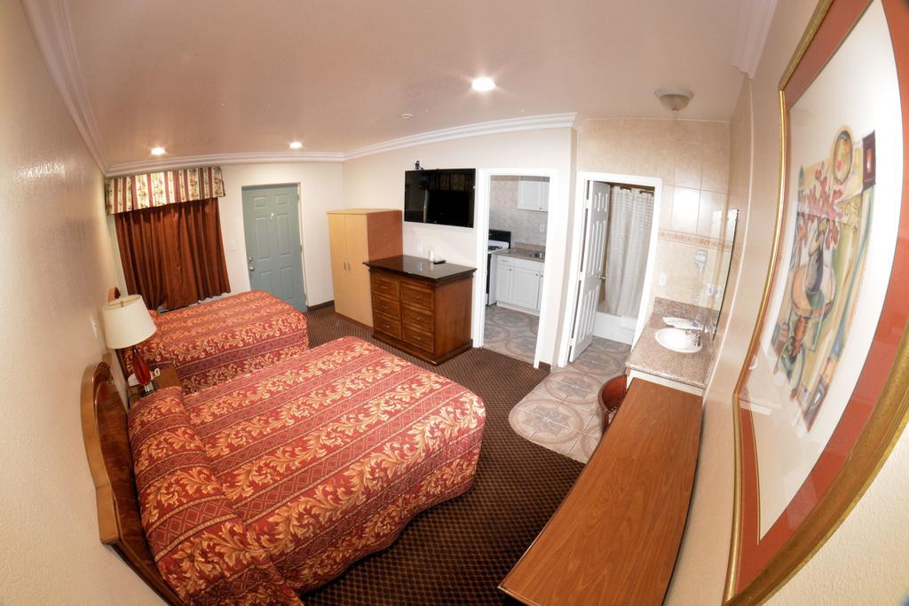 Deluxe Double Room Two Double Beds Kitchen