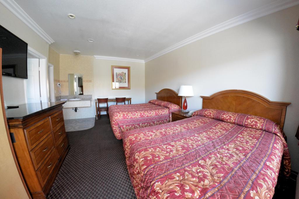 Deluxe Double Room Two Double Beds Kitchen