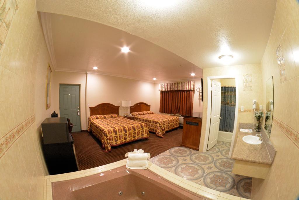 Deluxe Queen Room Two Queen Beds Spa Bath