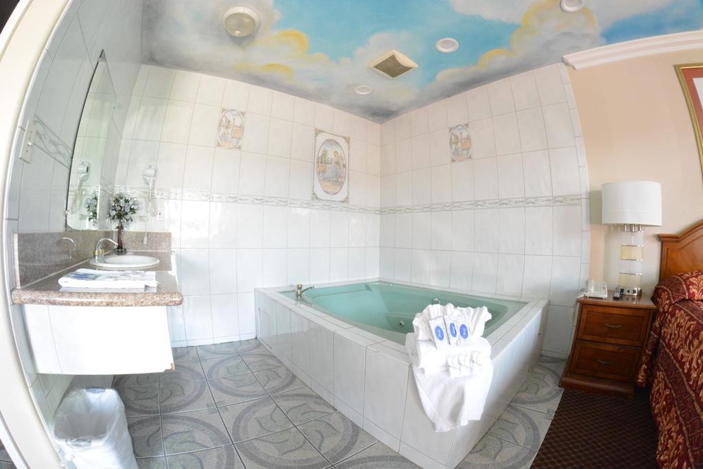 King Studio Spa Bath