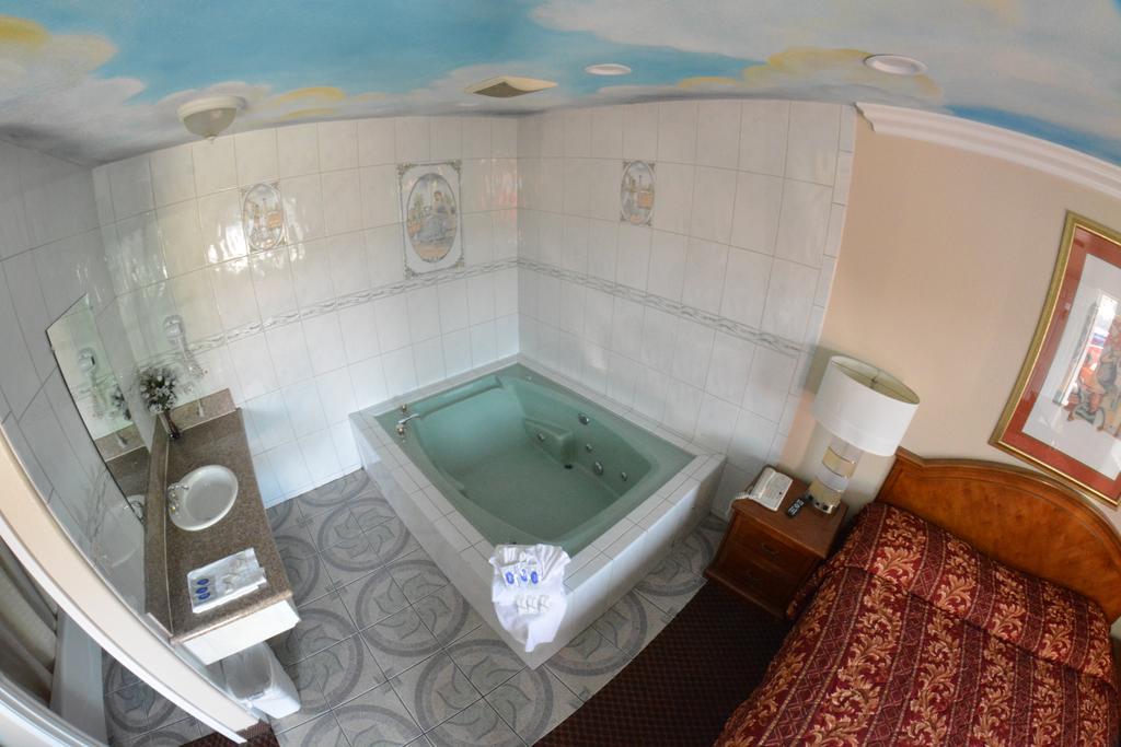 King Studio Spa Bath