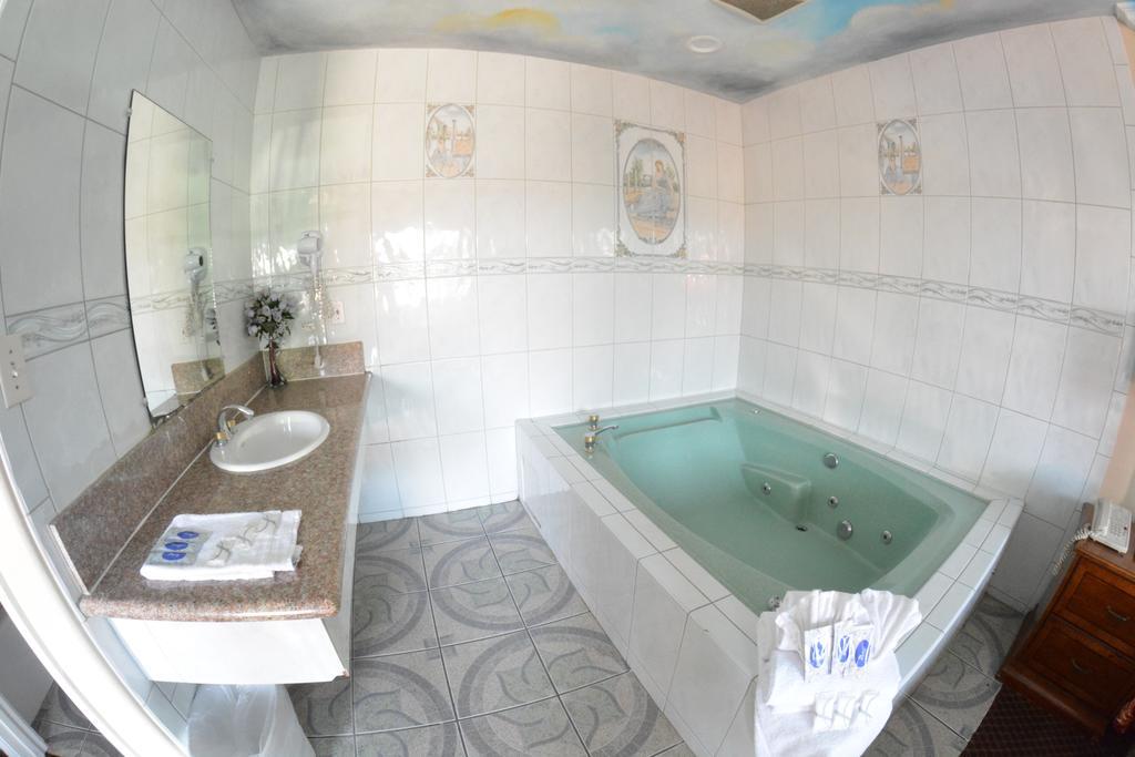 King Studio Spa Bath