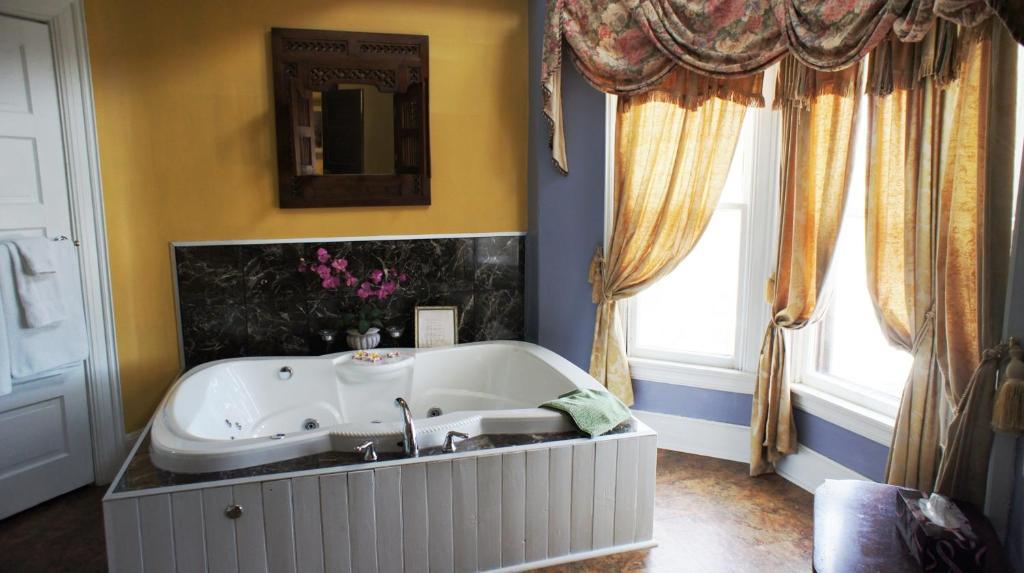 Grand Tower Suite Spa Bath