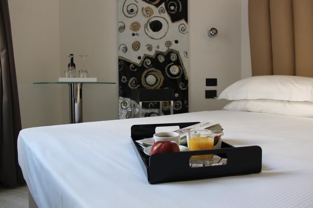 Suite,705232909:JPEG