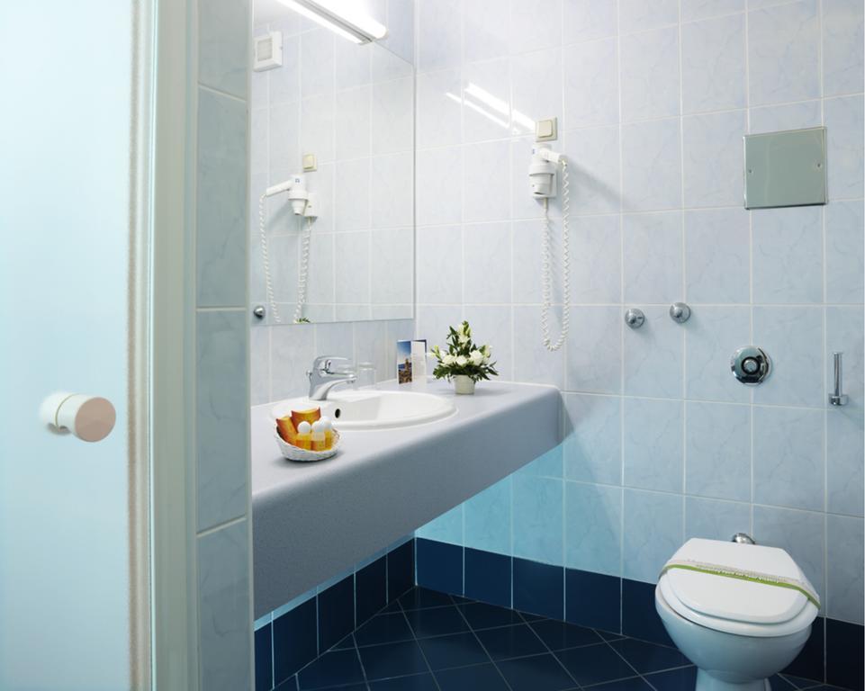 Doppel-/Zweibettzimmer mit Balkon