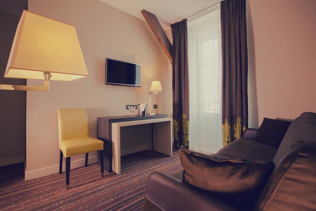 Executive King Suite Living Room