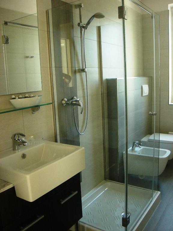 Comfort One-Bedroom Apartment with Terrace and Frontal Lake View