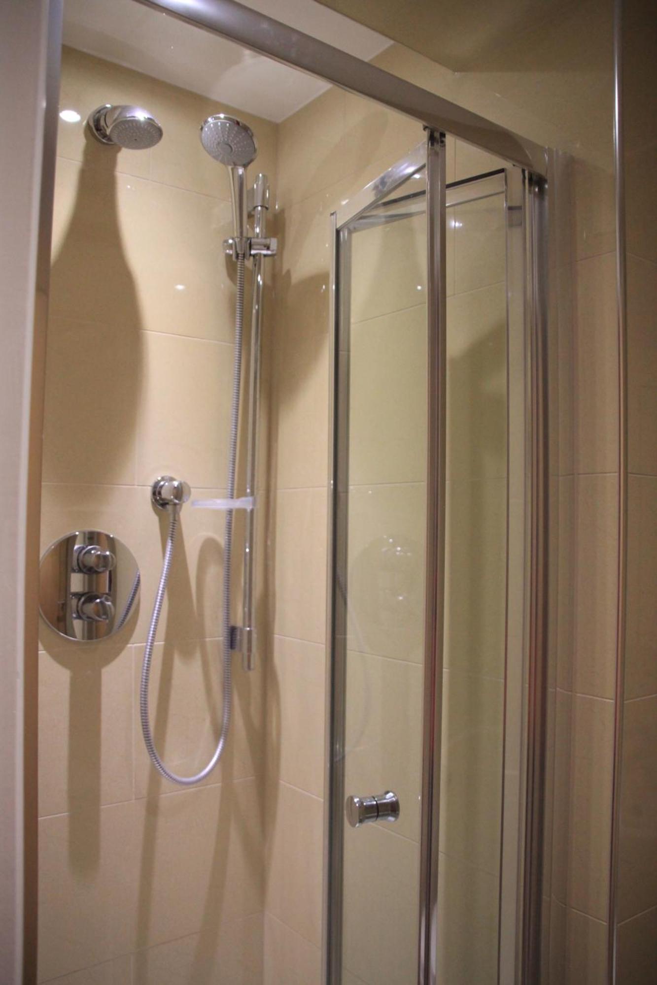 Quarto Individual com Casa de Banho Privativa e Vista Cidade