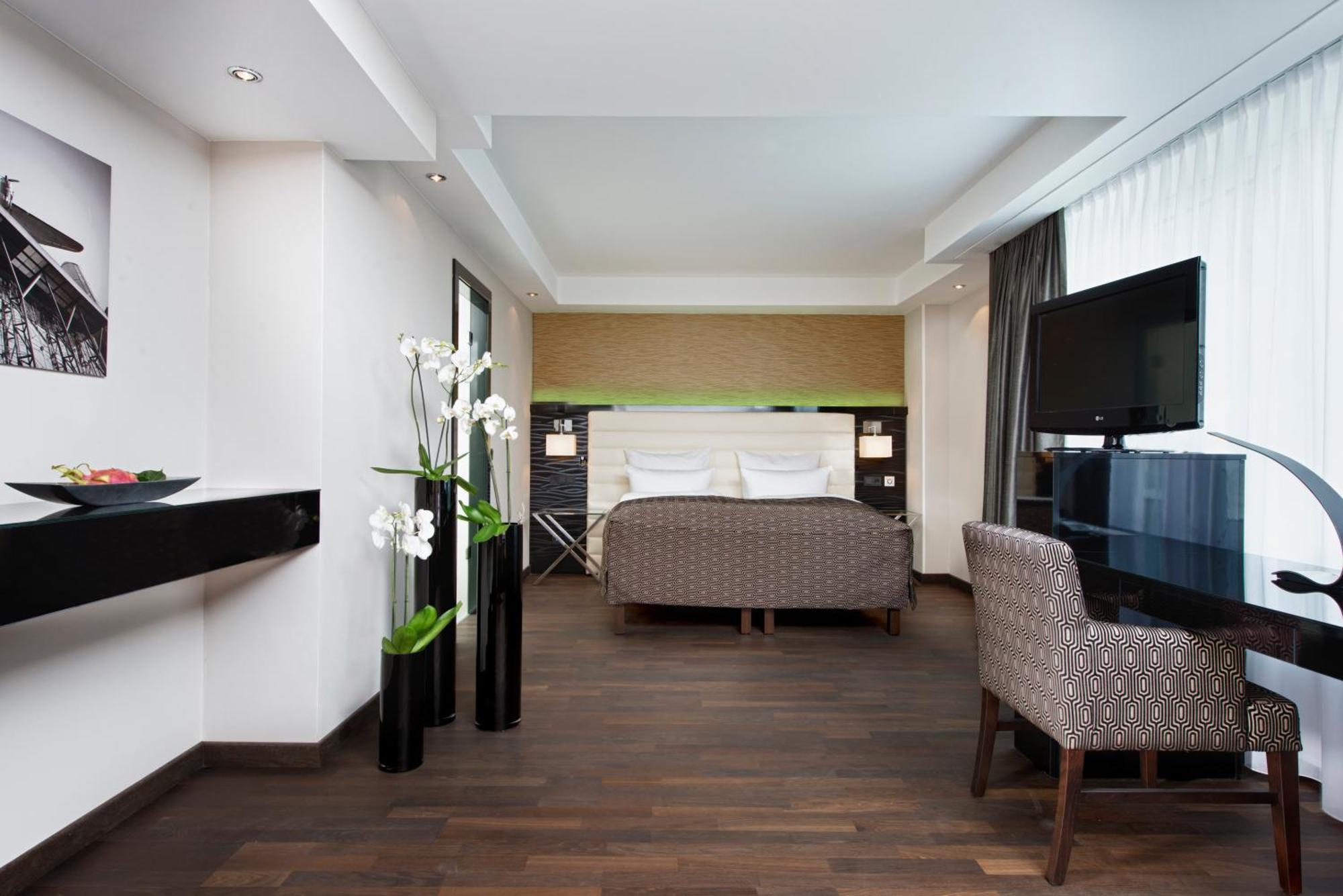 Junior Suite with free Club Lounge Access,690295317:JPEG