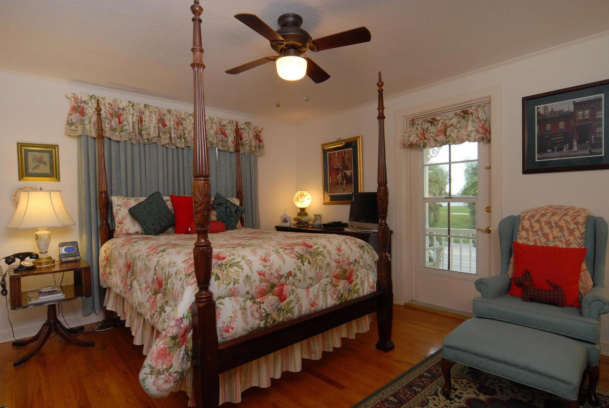 Queen Room Intracostal View