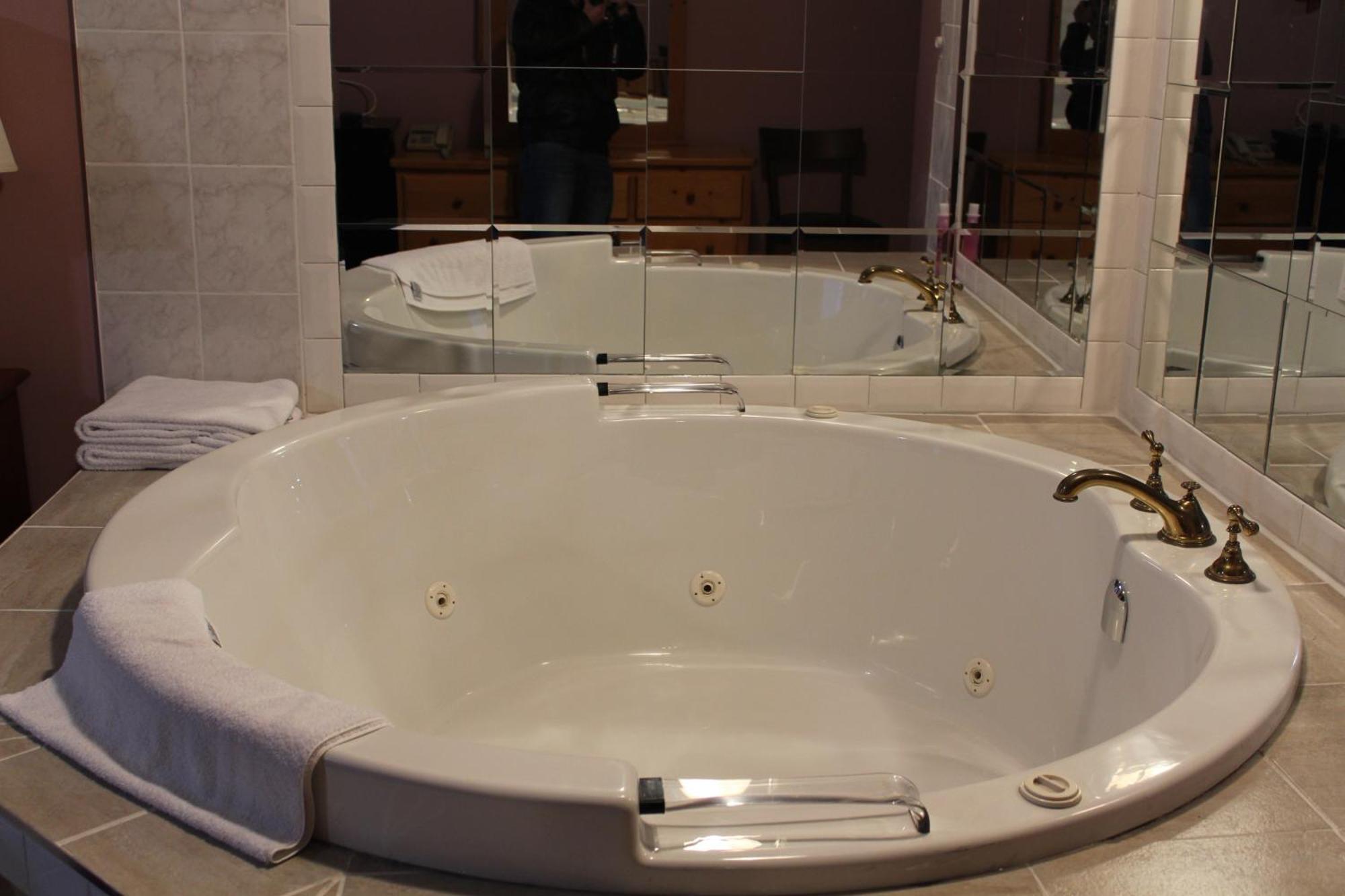 Honeymoon Suite Spa Bath Fireplace