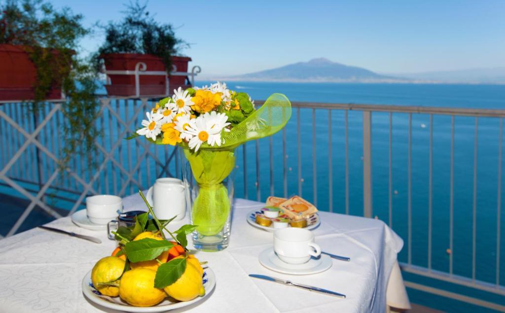 Camera Tripla con Balcone e Vista Mare