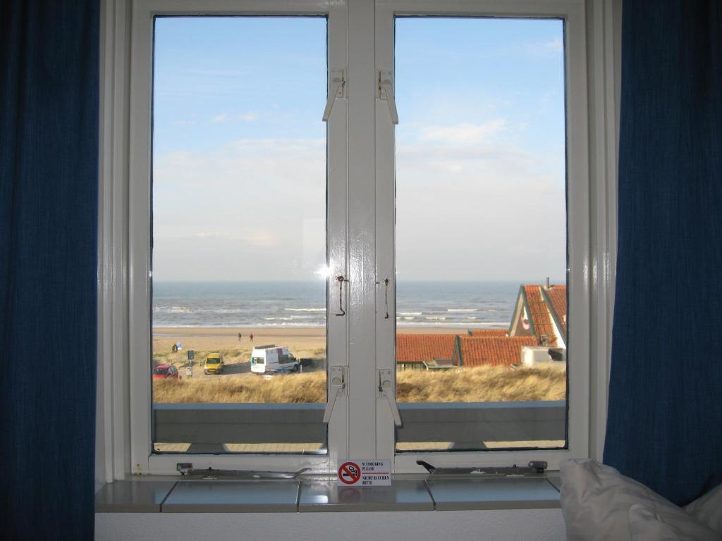 Single Room with Shared Bathroom,559328475:JPEG