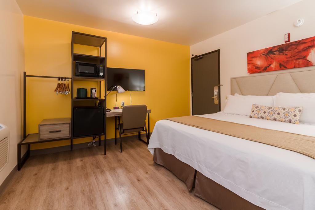 Habitación con cama extragrande.