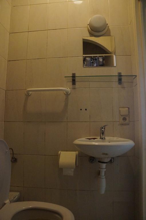 Chambre Simple avec Toilettes Intérieures