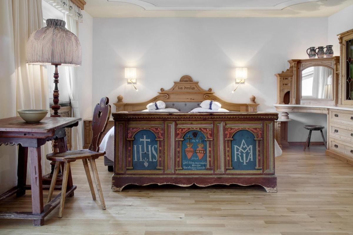 Romantic Double Room with Mountain View,989882737:JPEG