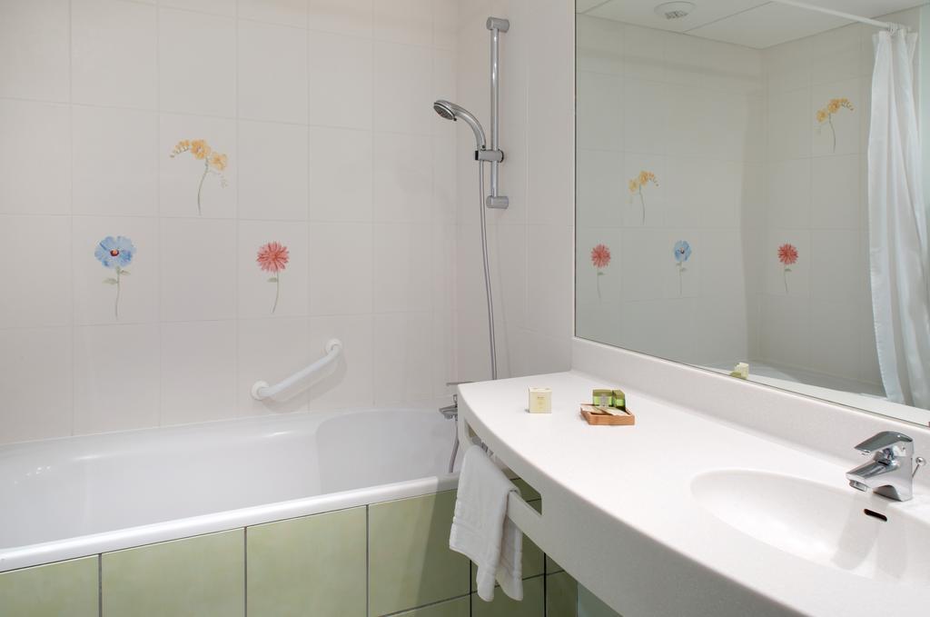 Executive Quadruple Room 1 double bed 1 single bed bed