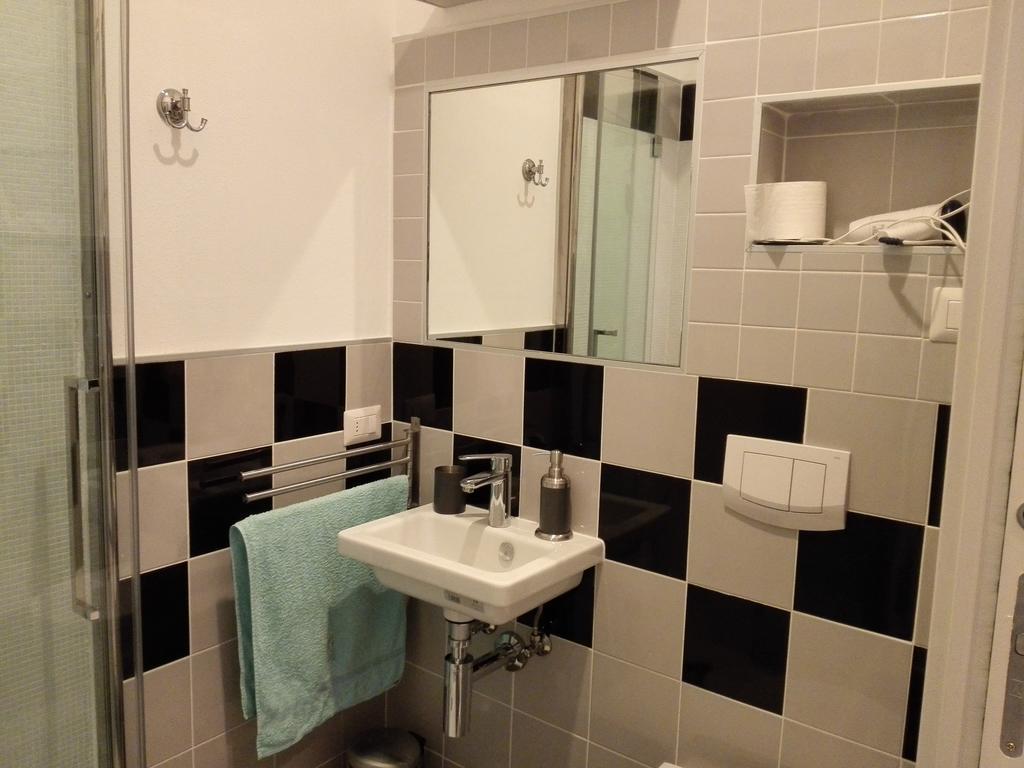 Standard Single Room Shower