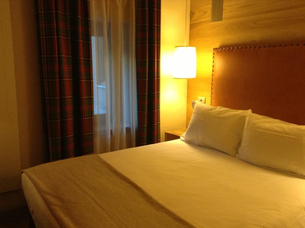 Small Double Room,393869937:JPEG