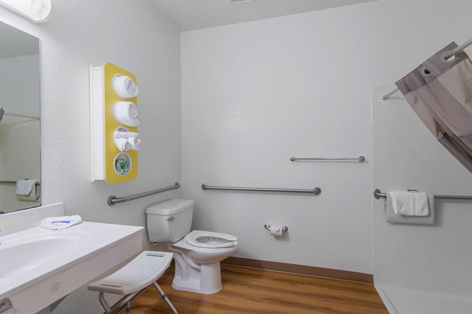 Queen Room - Disability Access - Non-Smoking