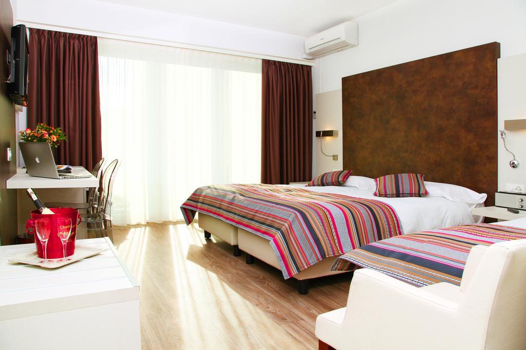 Dreibettzimmer mit Balkon