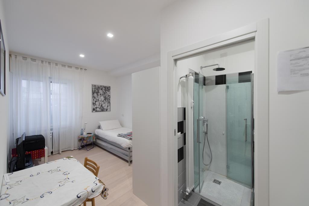 Standard Single Room Shower