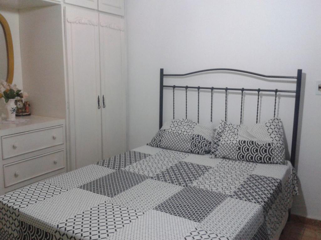 Quarto Econômico com 2 Camas de Solteiro e Banheiro Compartilhado