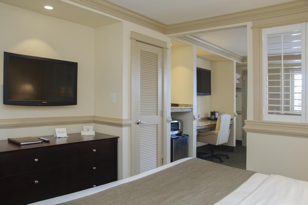 Poolside King Suite-Main Building