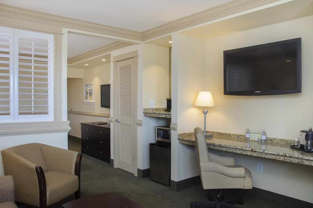 Poolside King Suite-Main Building