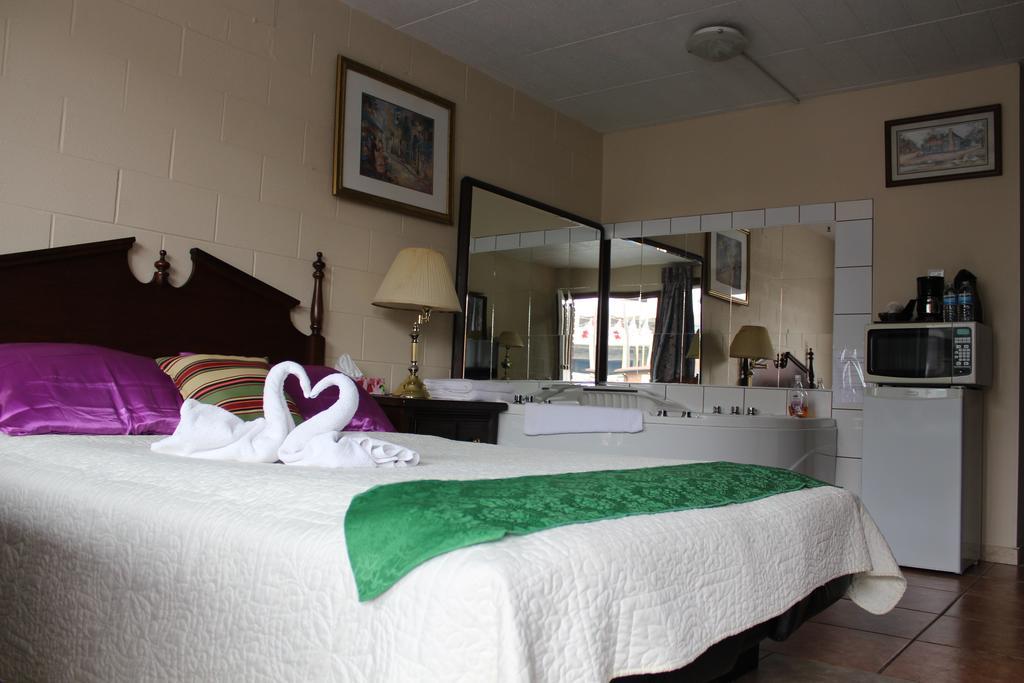 Honeymoon Suite Spa Bath Fireplace