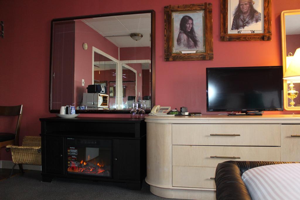 Honeymoon Suite Spa Bath Fireplace