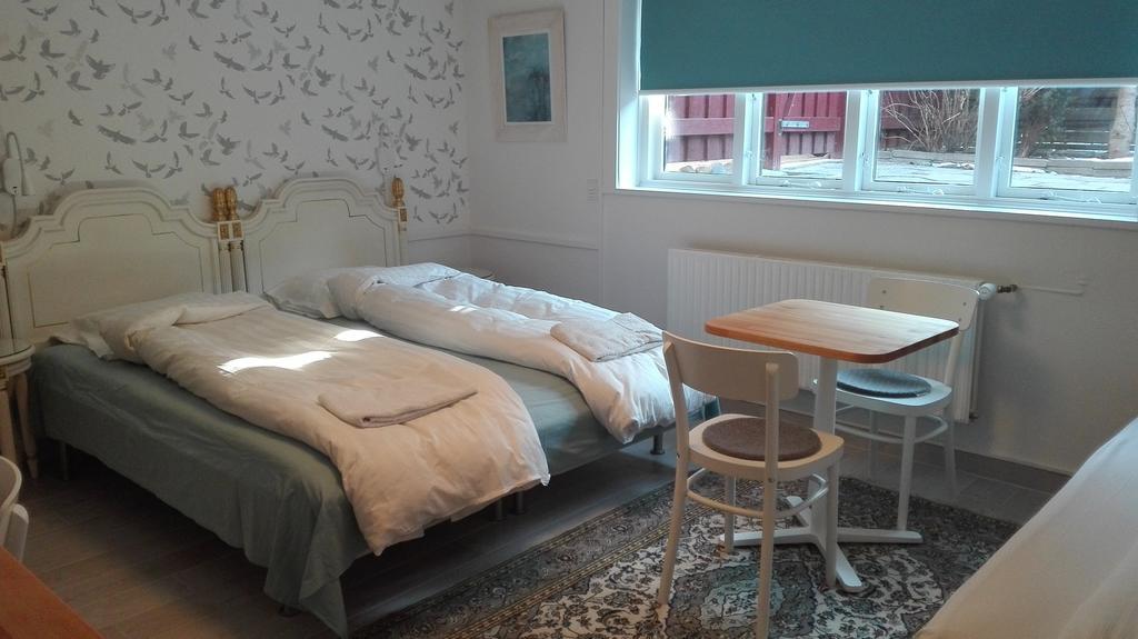 Deze driepersoonskamer heeft een gedeelde badkamer.