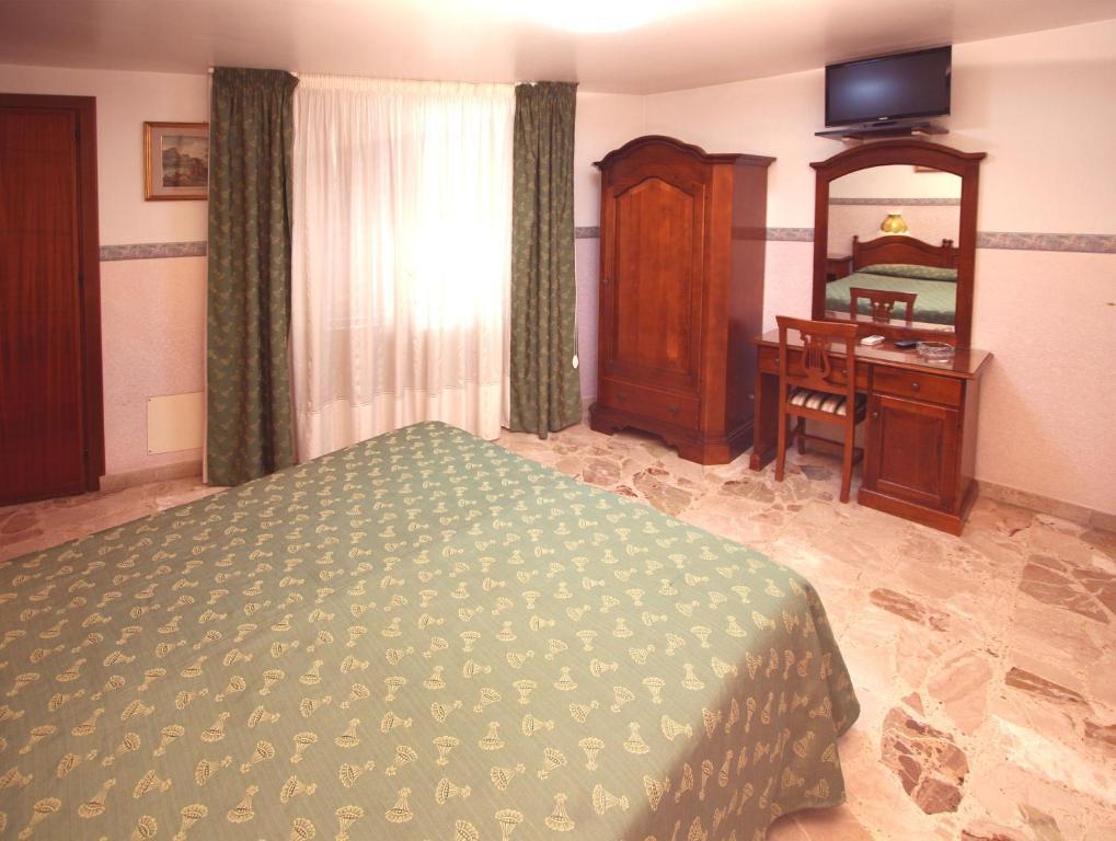 Double or Twin Room Private Bathroom