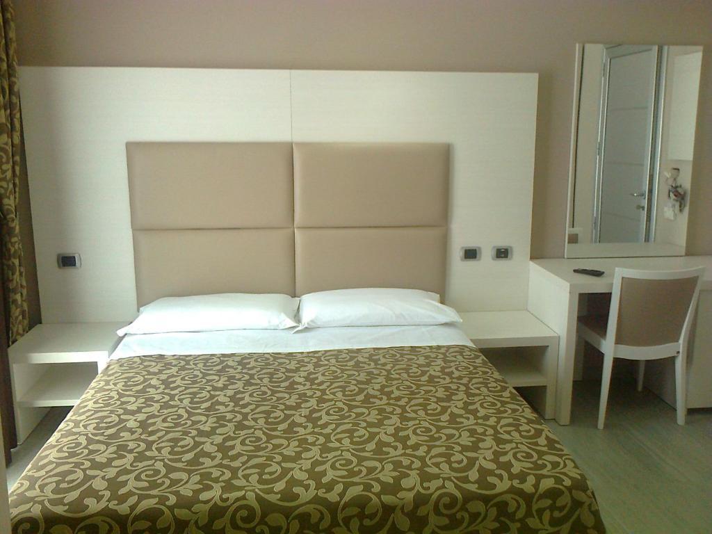 Double or Twin Room Side Sea View