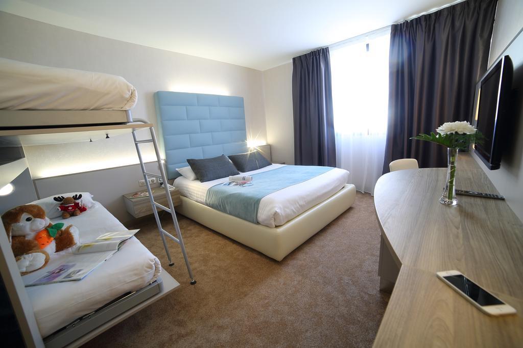 Premium Quadruple Room,821668466:JPEG