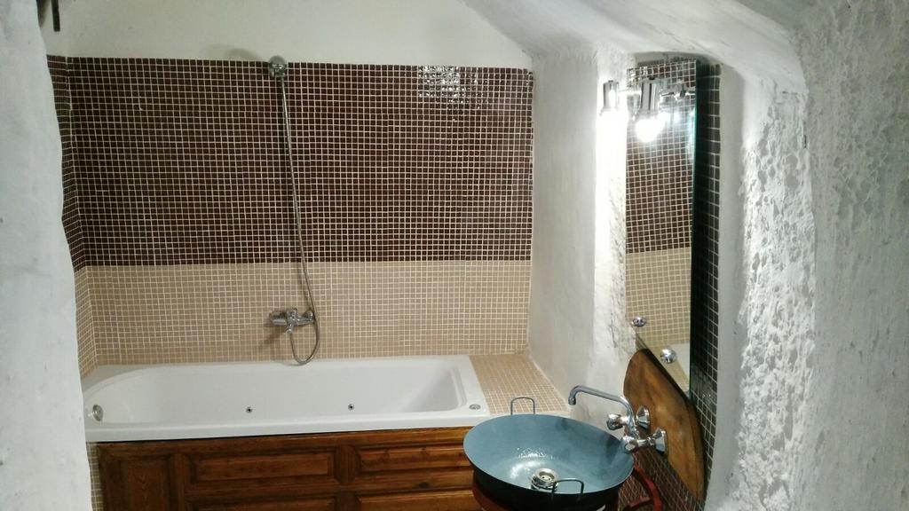 Cave hot tub two bedrooms