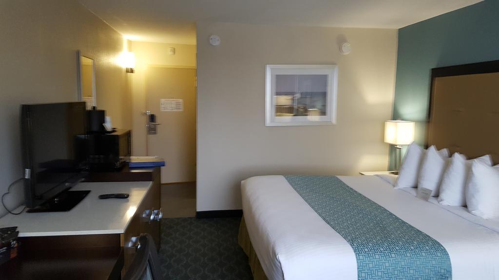 King Room Lake View Mobility Accessible or Non-Smoking