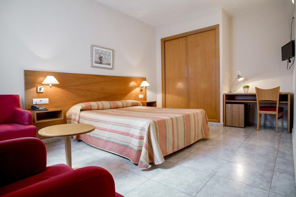 Habitación con cama grande
